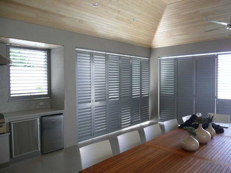 aluminium-shutters-in-outdoor-dining-area