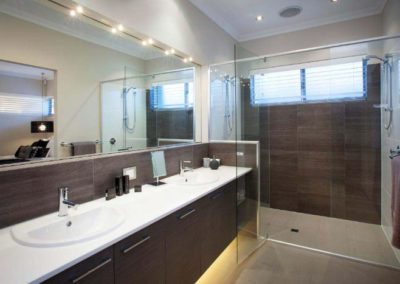bathroom with venetian blinds in shower